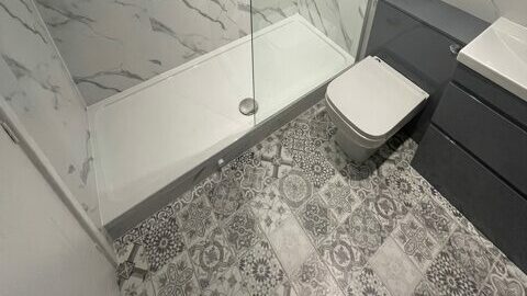 Read more about the article 5 Compelling Reasons to Choose LVT Flooring for Your Bathroom by Simply Group